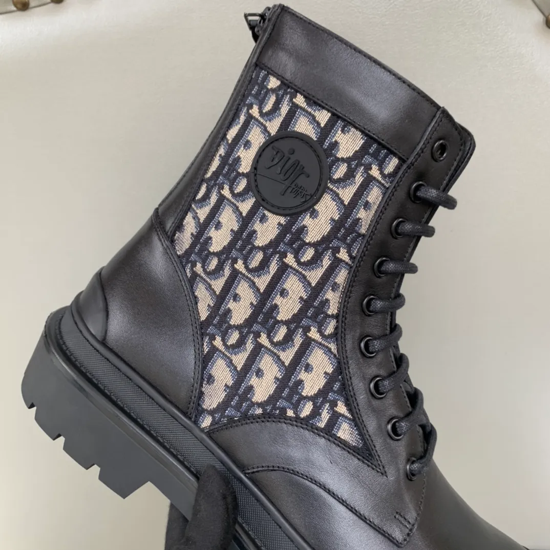 [DIOR] Top P: 920💰 Number of yards: 39~44 (38.45 custom-made, non-refundable) Dior Dior~ Winter series, original 1:1 development Casual men's leather shoes Made with heavy investment, shoes and boots are made of imported cowhide + imported Dior special fabric Not easily deformed black cowhide lining Dior large hardware inlay Original TPU vacuum outsole, black cowhide Black open edge beads Military green suede Black suede Khaki suede leather is crafted by a large factory, and the perfect product is only prepared for you who know your taste! Any comparisons are welcome.